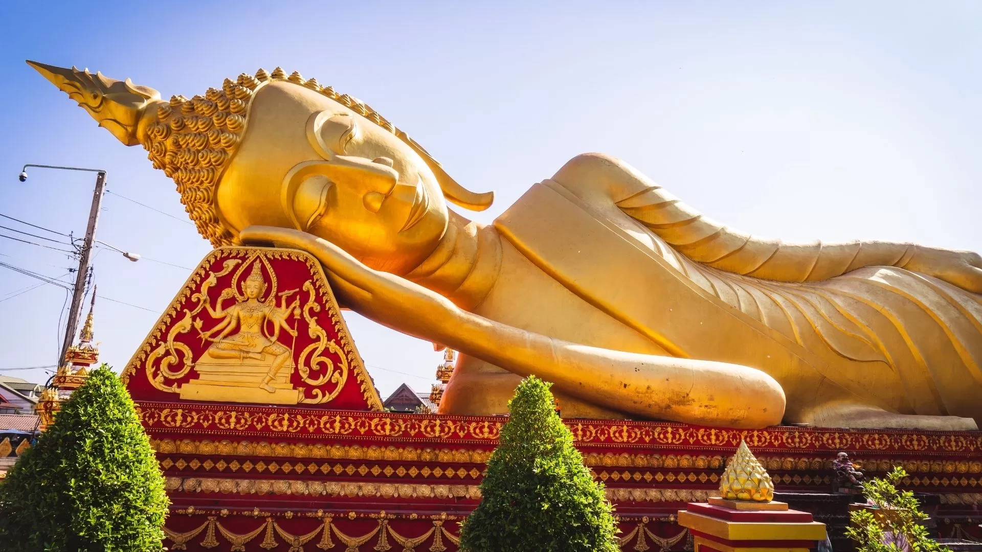 The massive reclining Buddha statue