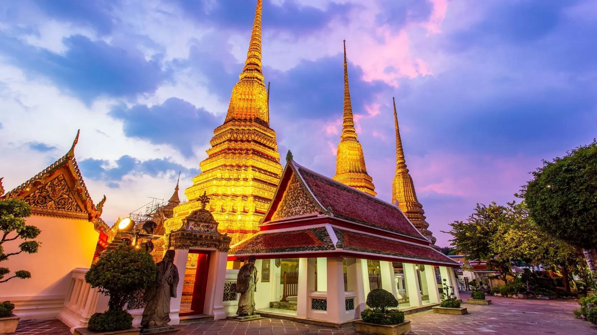 The beauty of Wat Pho at night