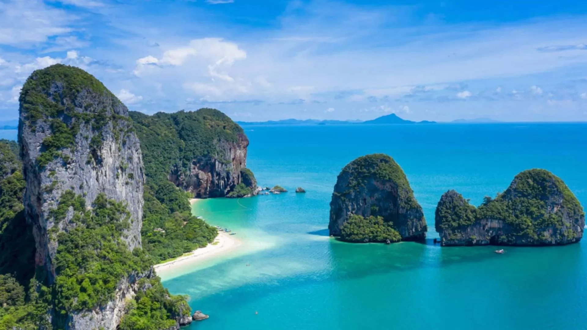 Plage de Ao Nang - le centre de la scène touristique de Krabi