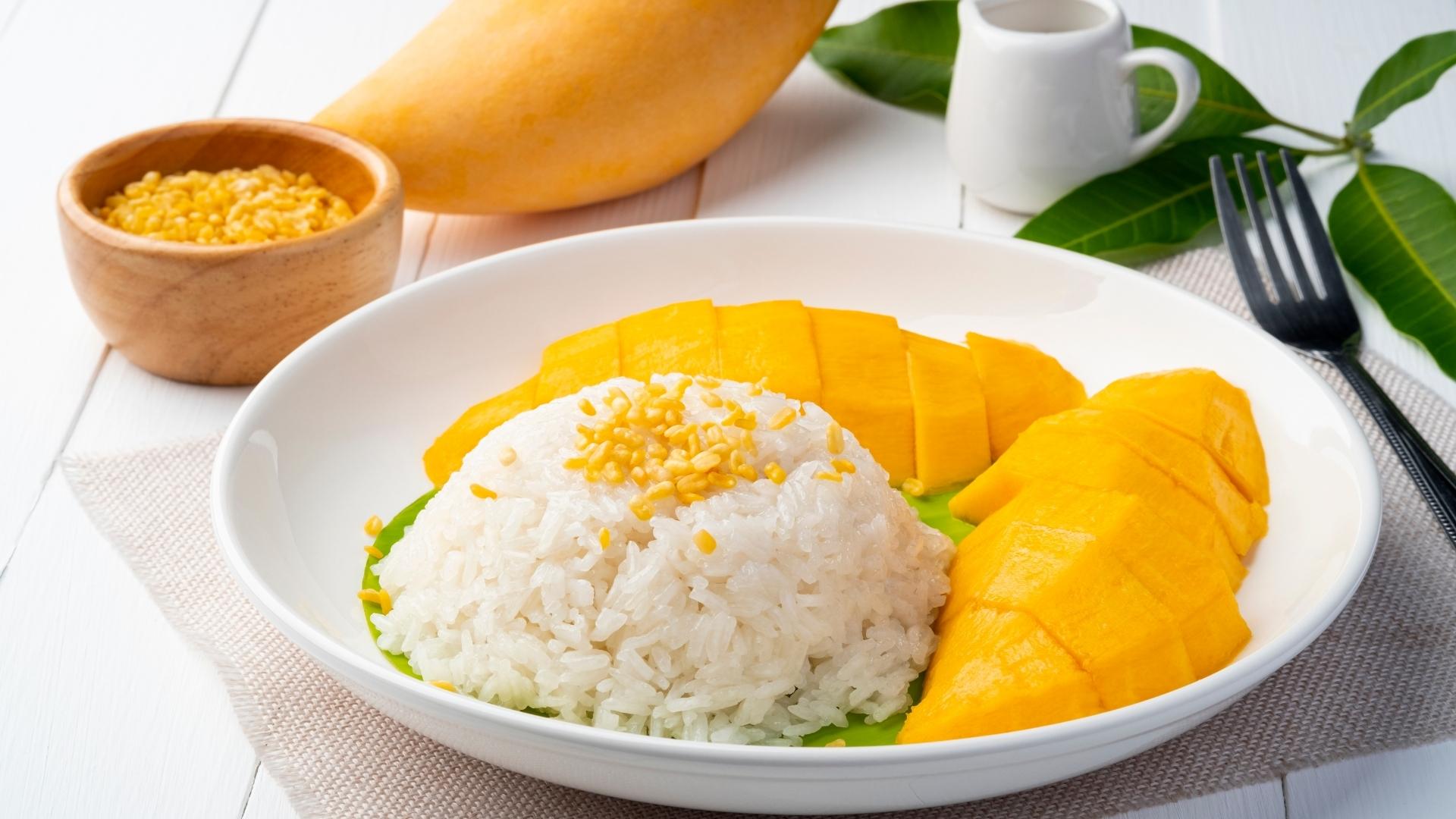 Khao Niew Mamuang (Mango sticky rice)