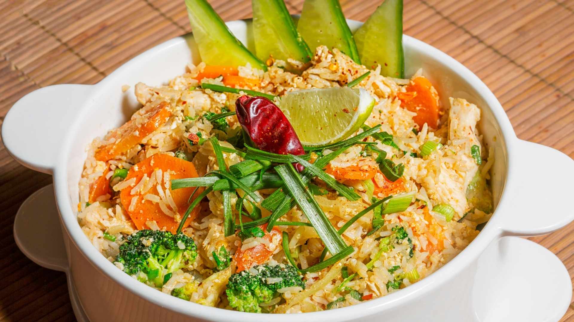 Khao Phat (Thai fried rice with chicken)