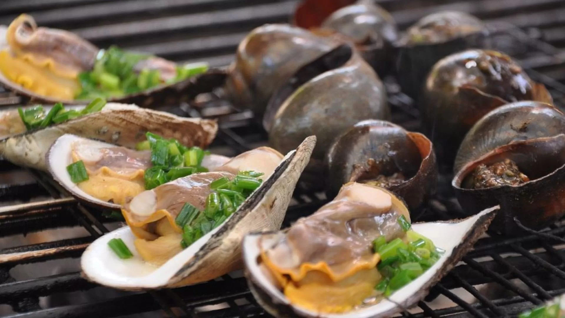 Délicieux fruits de mer grillés dans la baie d’Halong