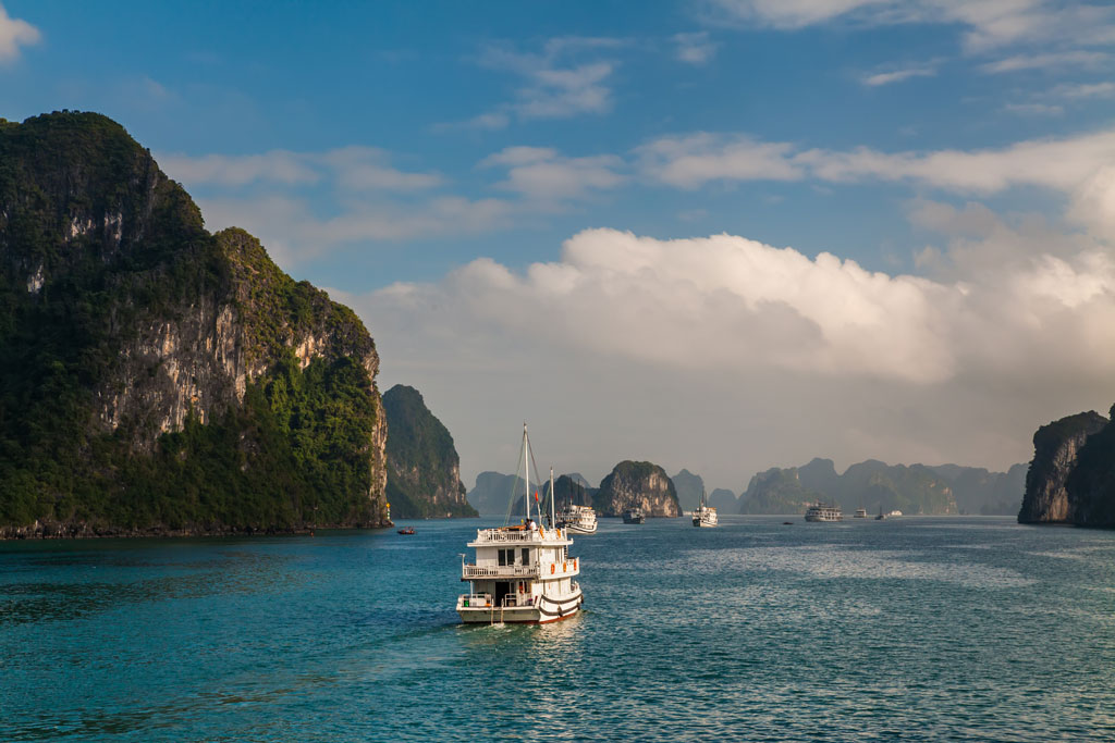 Croisière en baie d’Halong : un voyage au cœur d’un patrimoine mondial.