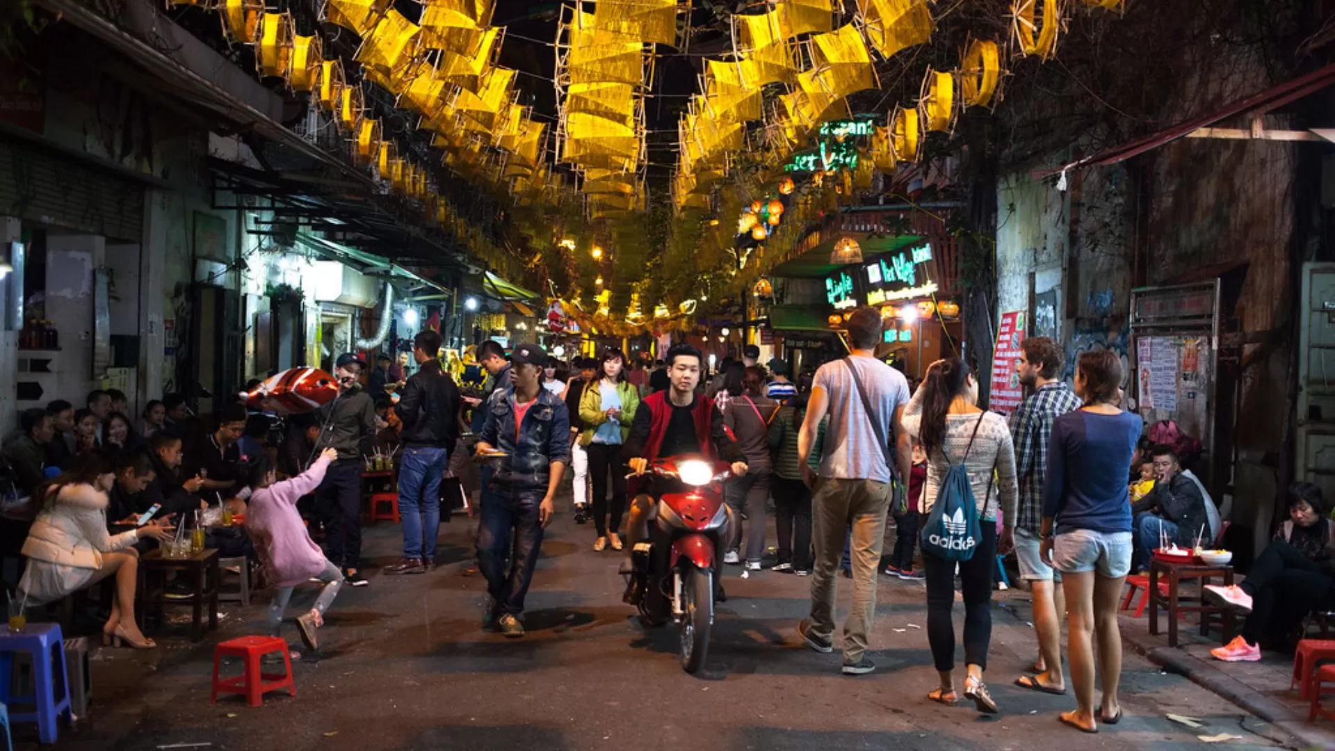 Rues de Hanoi la nuit