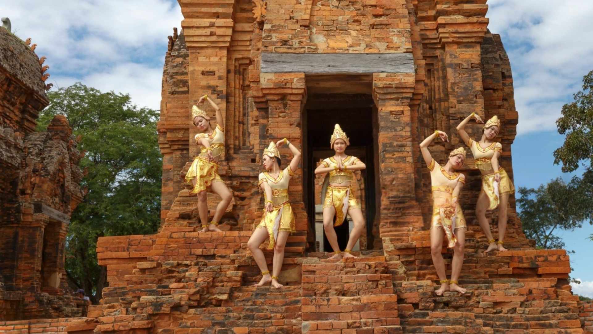 Cham dance performance