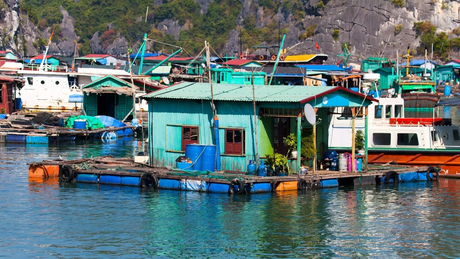 Exploring Cua Van floating villages
