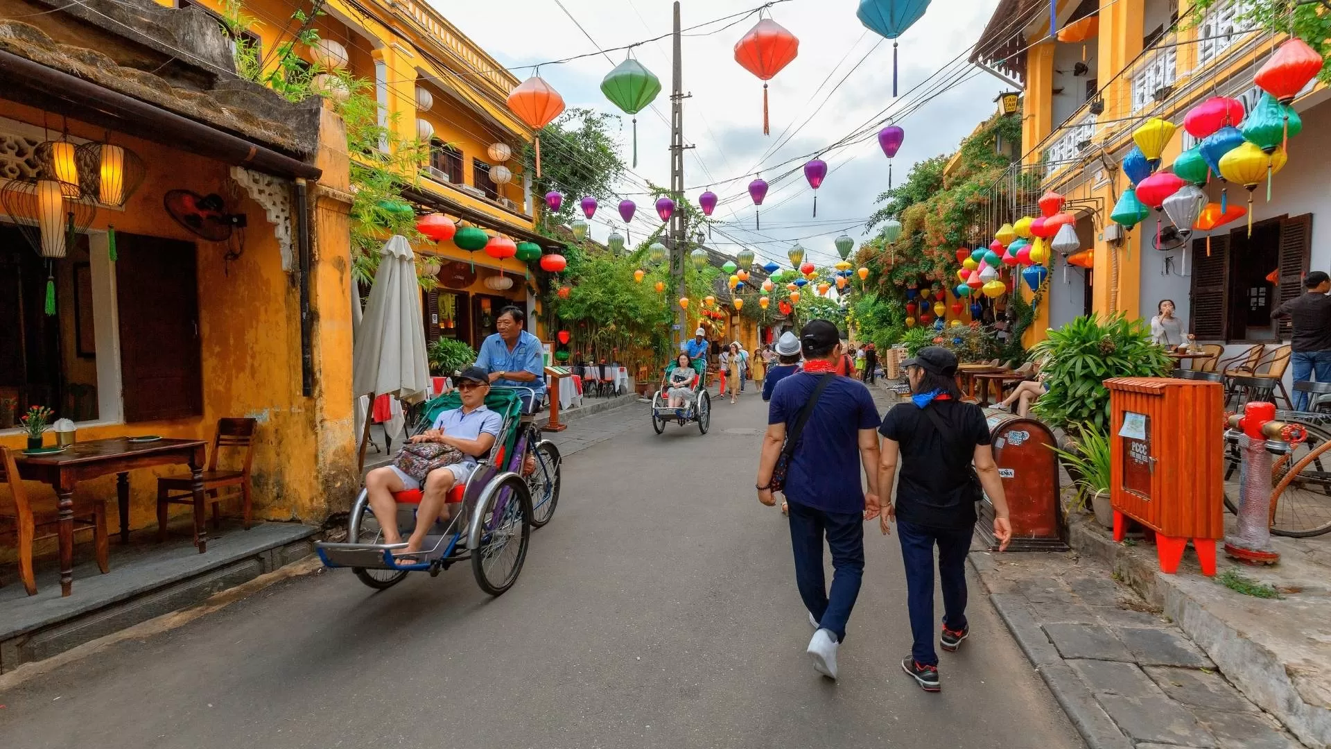 Which season is the best for traveling to Hoi An?