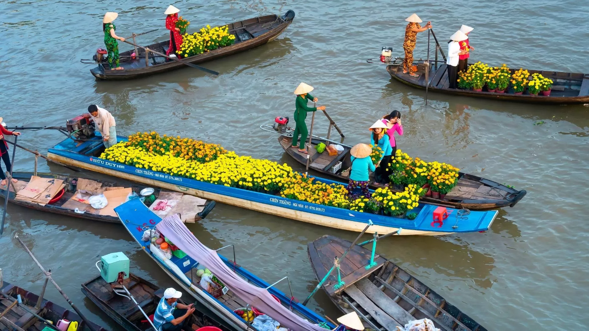 Visit floating markets early