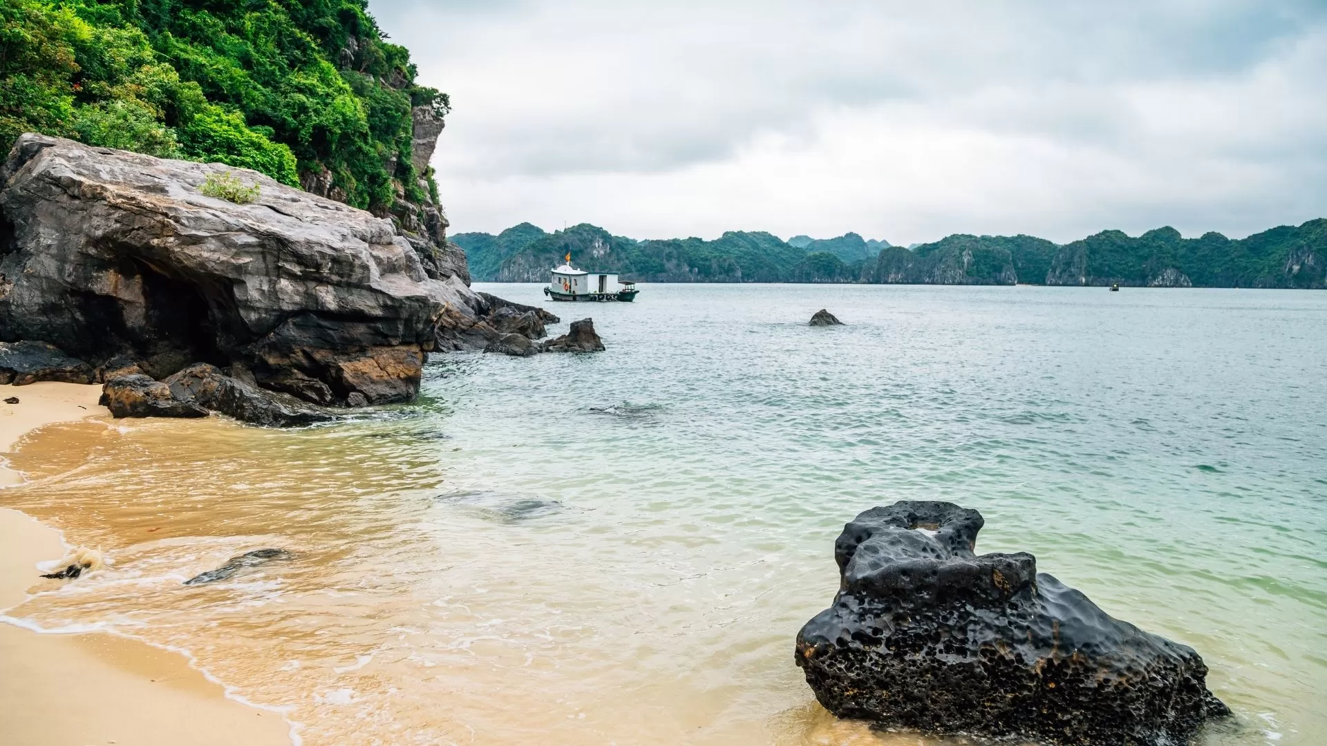 Cat Dua Beach 2 - Lan Ha Bay