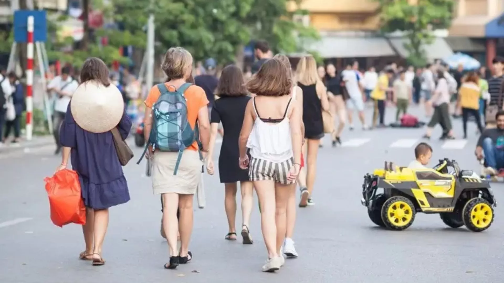 Hoan Kiem Lake Walking Street