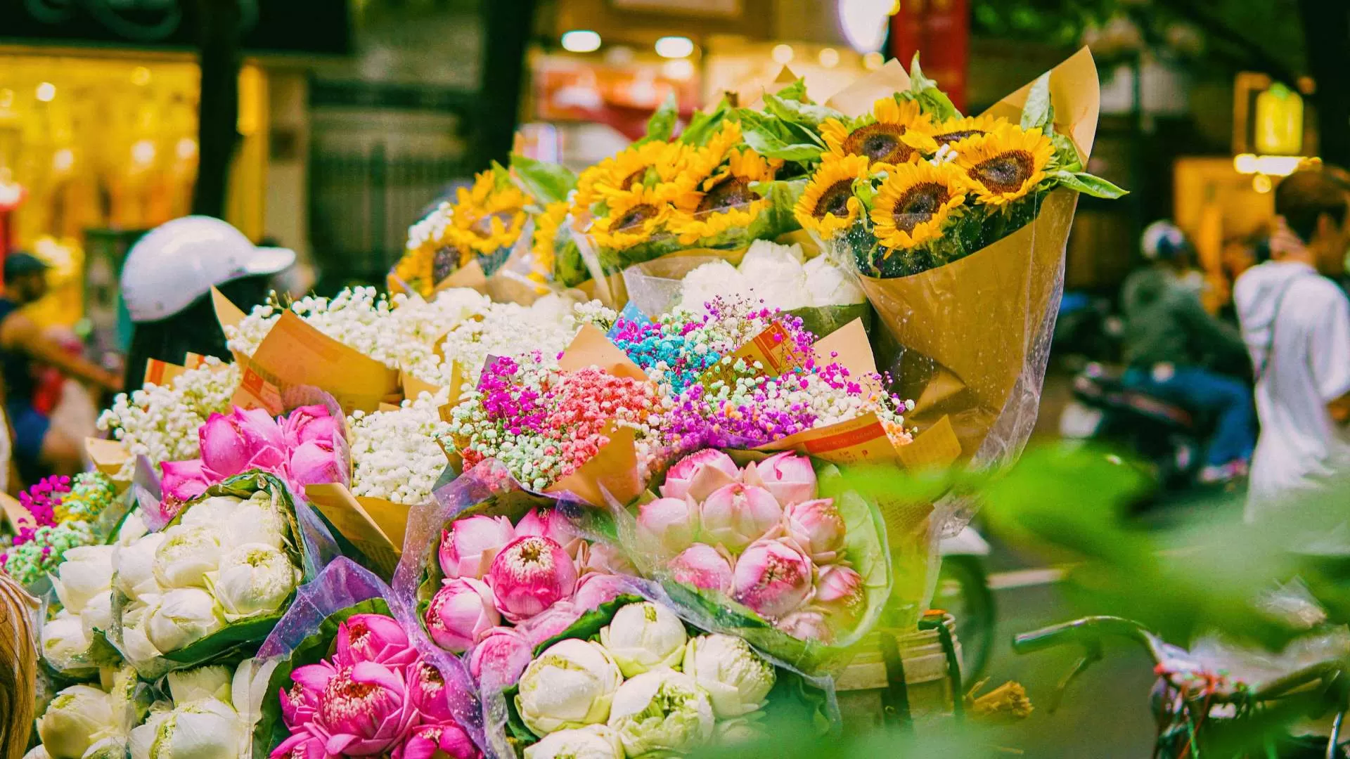 Hanoi is filled with flowers in spring