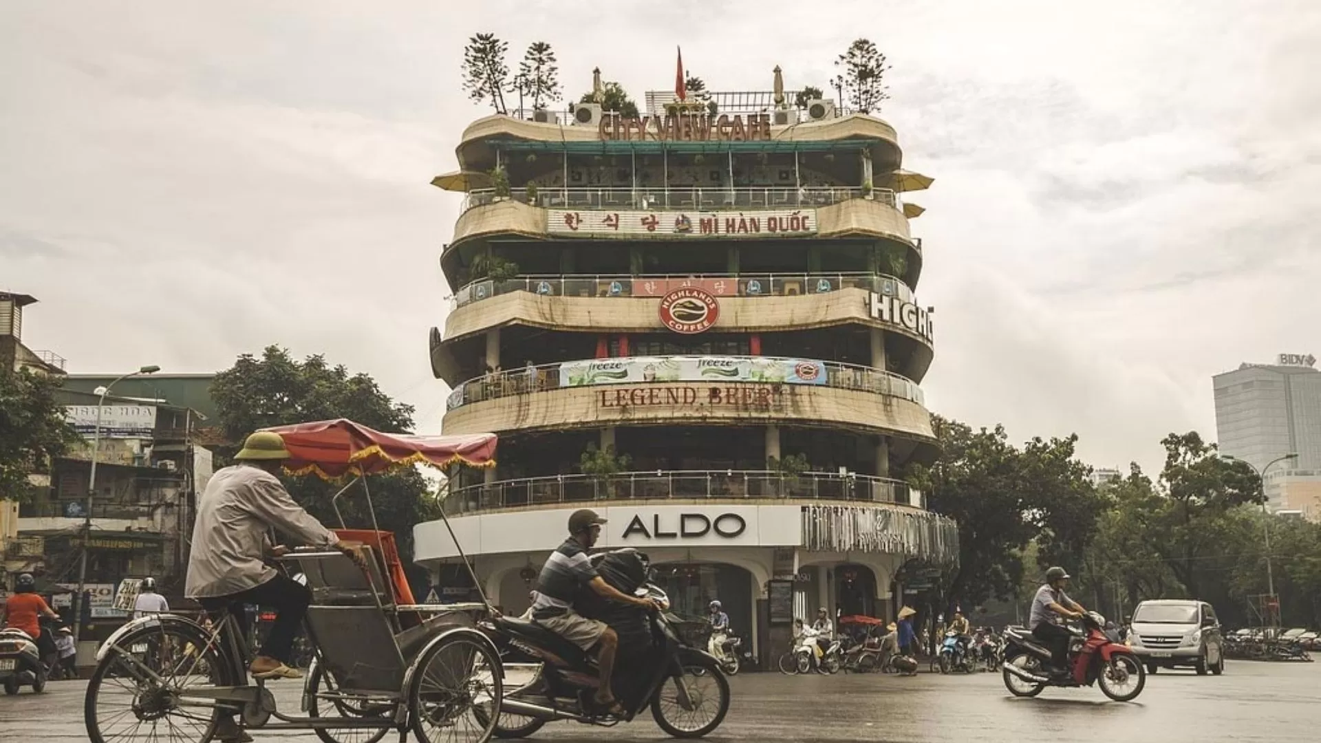 Take a cyclo ride around Hoan Kiem lake