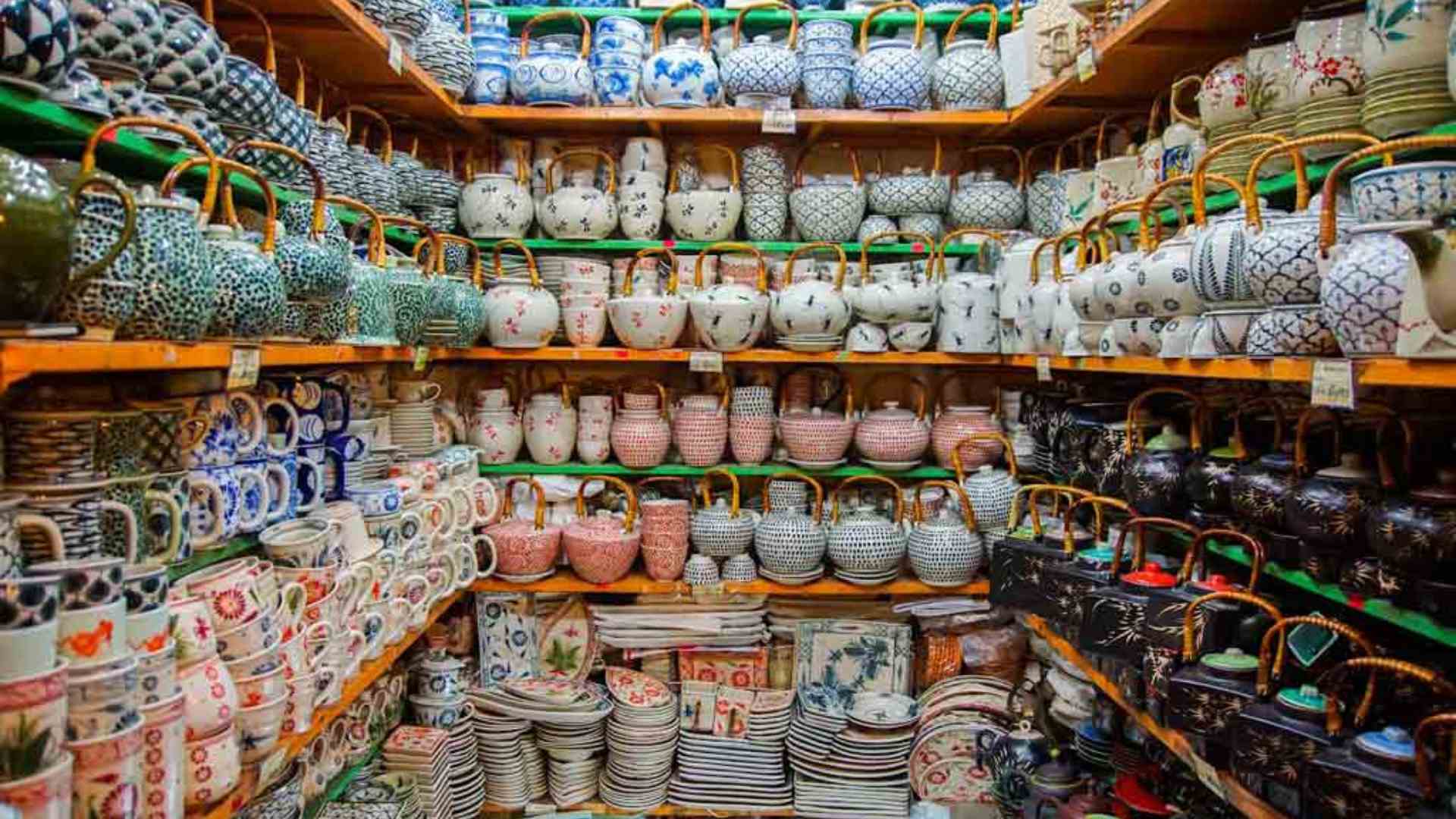 Discovery of the Craft Village of Bat Trang, dedicated to Ceramics