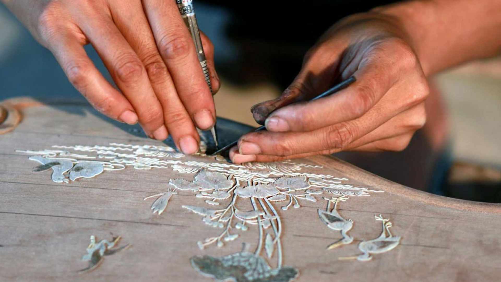 Discovery of Dong Ky craft village, carved wood and mother-of-pearl inlays