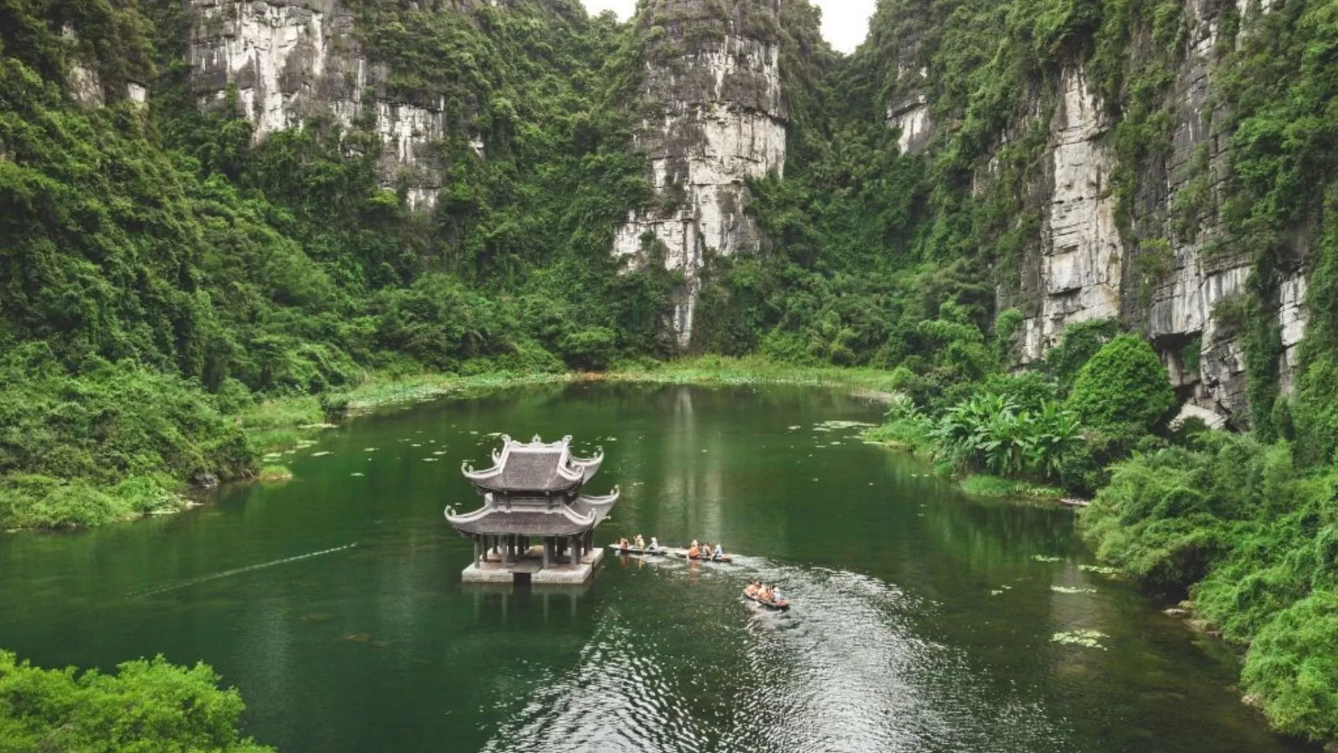 Take a boat trip to Trang An