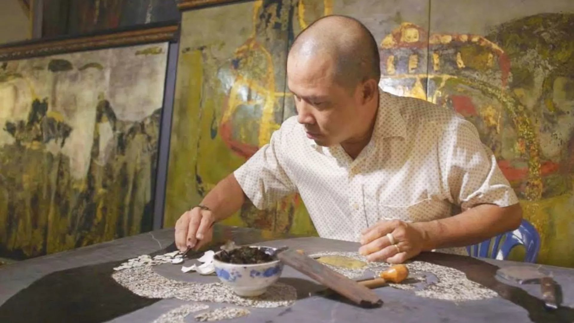 Étape d'incrustation de nacre