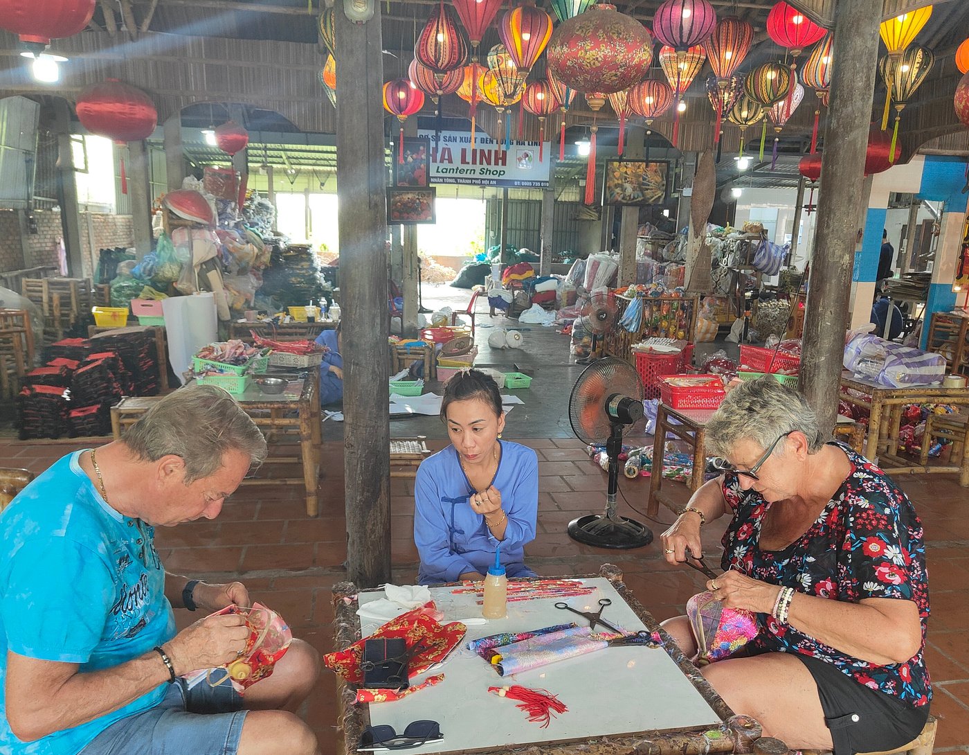 Les voyageurs participent à un atelier de fabrication de lanternes à Hoi An